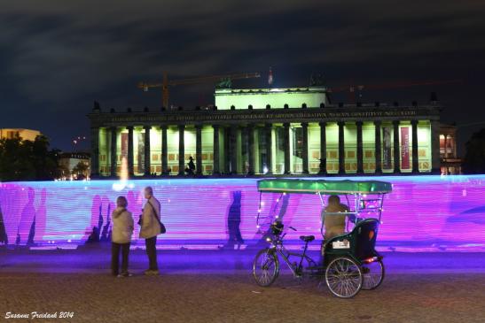 vor dem alten Museum Berlin, es fur während der Belichtung eine Rikscha durchs Bild