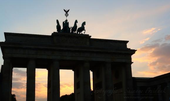 das Brandenburger Tor kurz vor der "blauen Stunde"