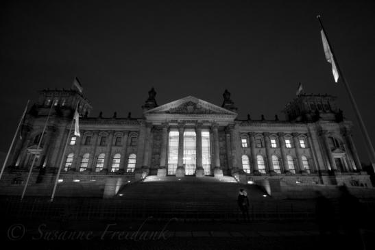 der Reichstag zur späten Blauen Stunde - schwarz-weiß umgewandelt